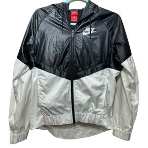 NIKE WINDBREAKER/BLACK AND WHITE SIZE S